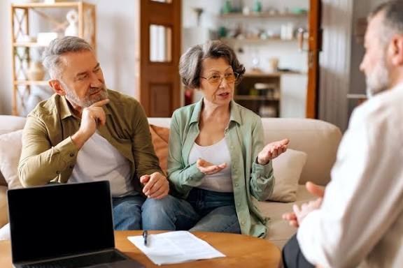 Structure d&rsquo;aide à domicile ou CESU : comparatif pour la perte d’autonomie